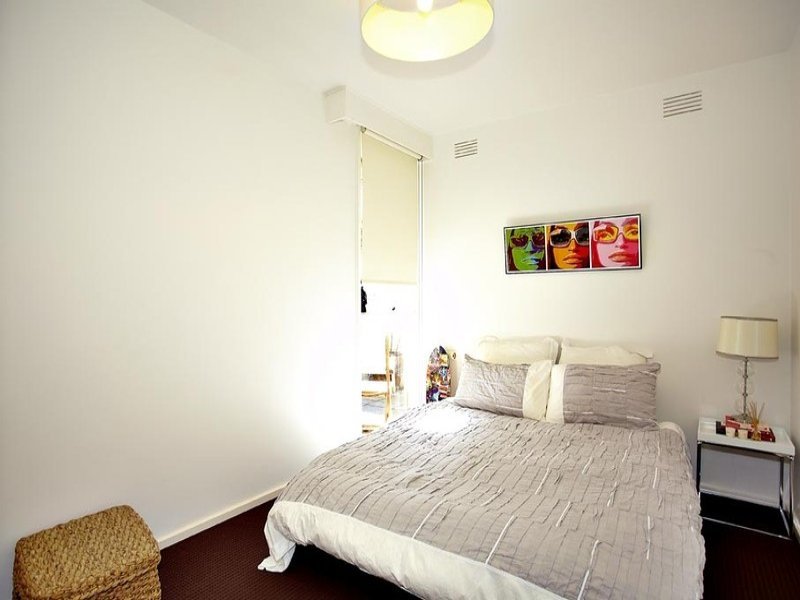 1/207 Canterbury Road, St Kilda West image 5