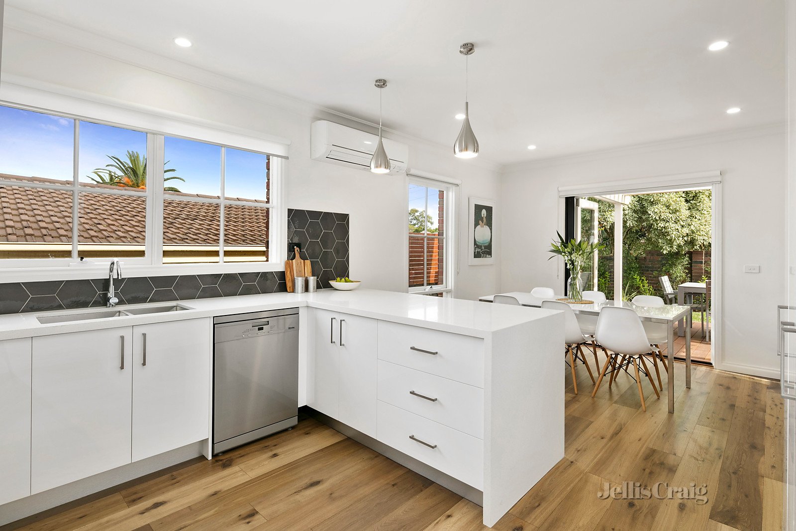 1/208 Wattle Valley Road, Camberwell image 2