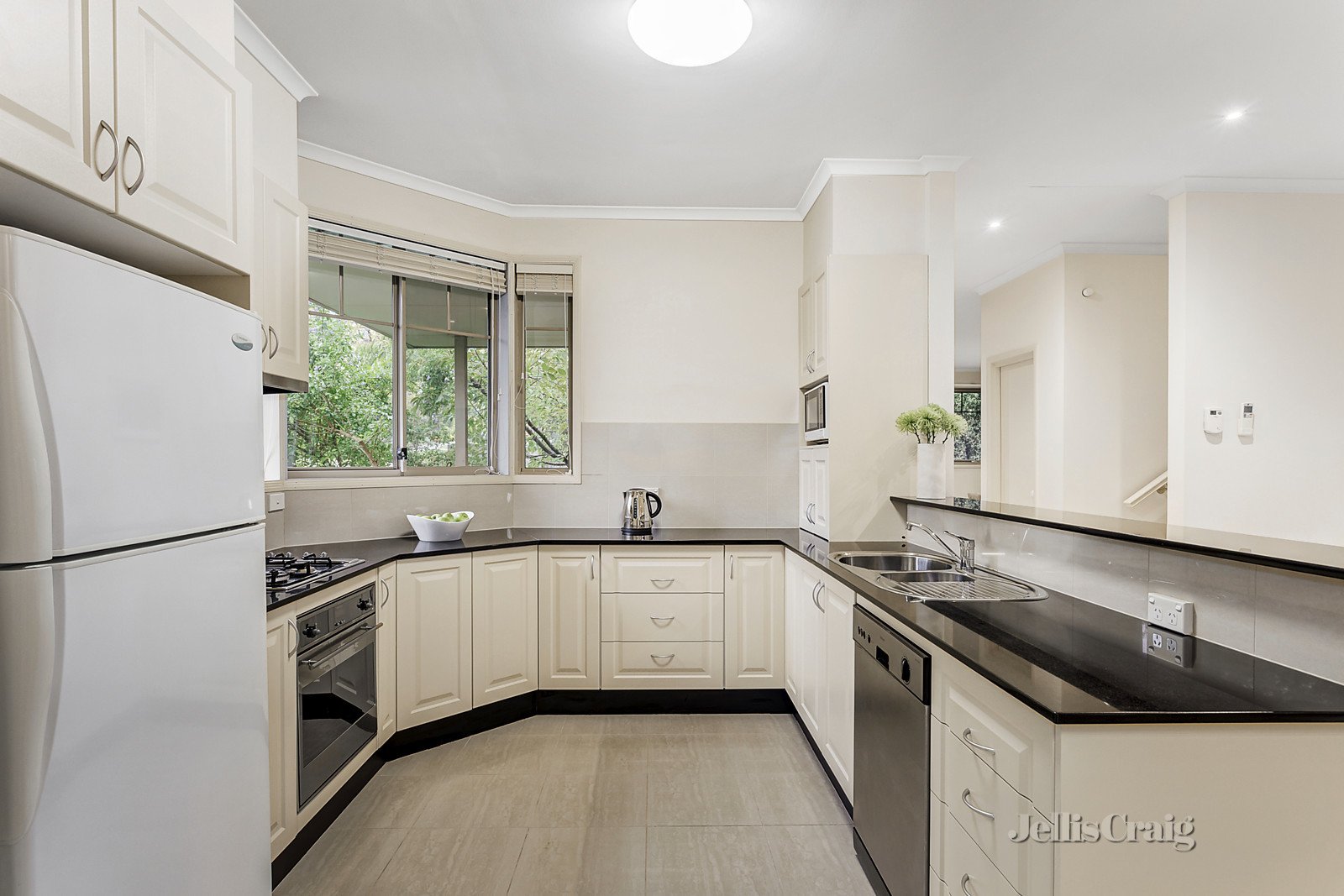 1/21 Cheviot Road, Mount Waverley image 3