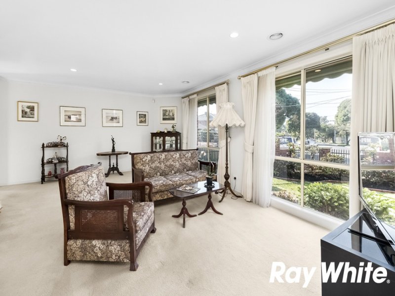 1/21 Fernhurst Drive, Glen Waverley image 2