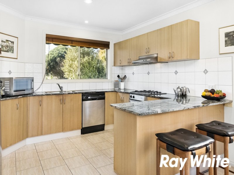 1/21 Fernhurst Drive, Glen Waverley image 5