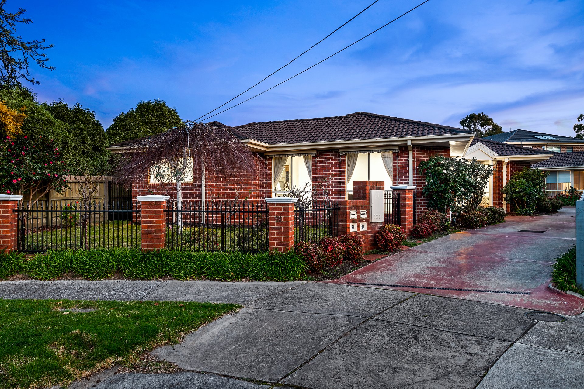1/21 Fernhurst Drive, Glen Waverley image 2
