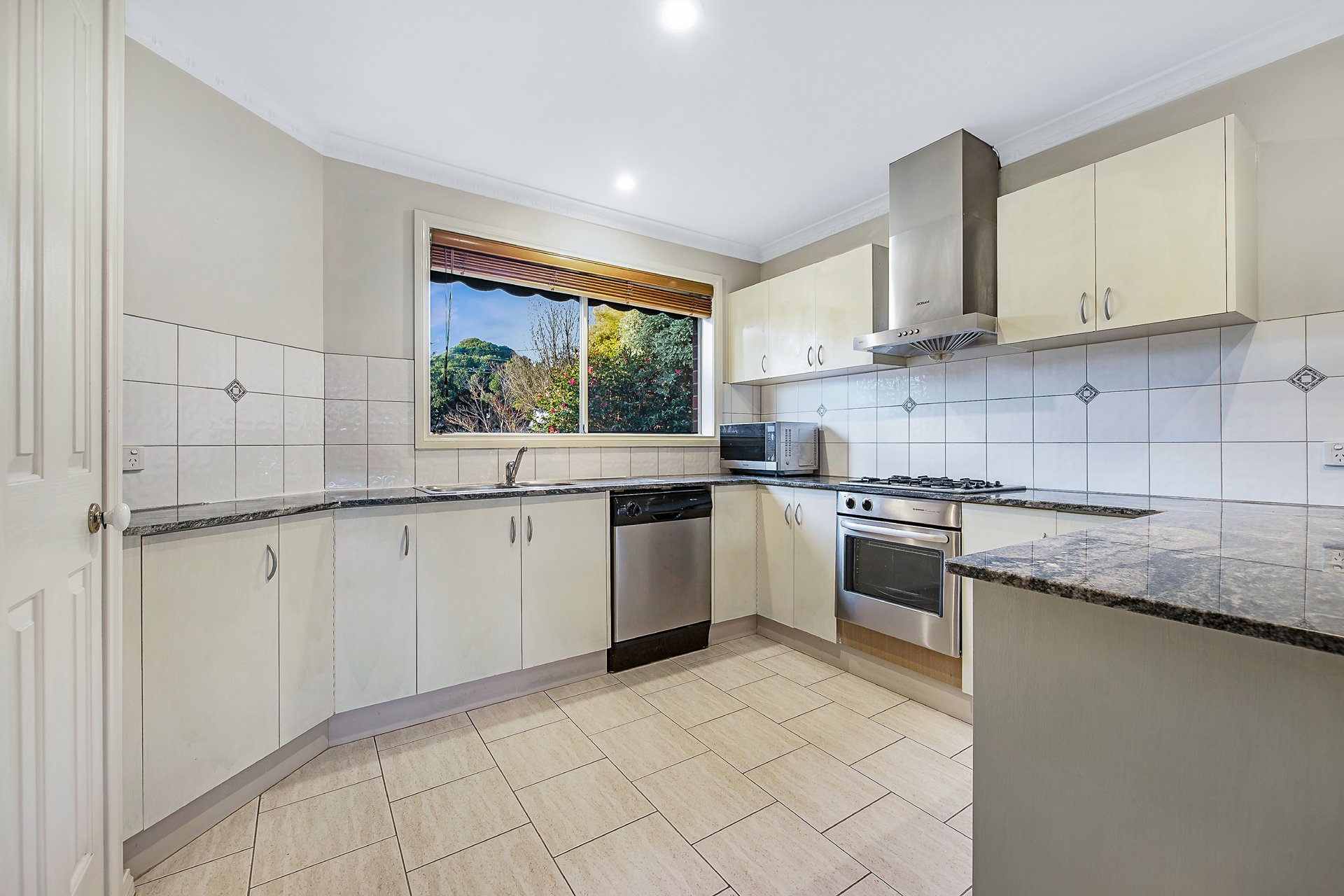 1/21 Fernhurst Drive, Glen Waverley image 4