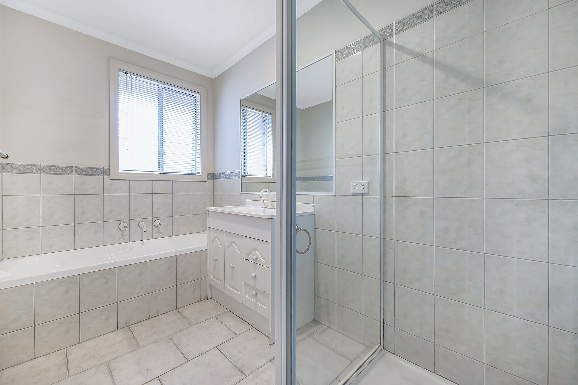 1/21 Fernhurst Drive, Glen Waverley image 12