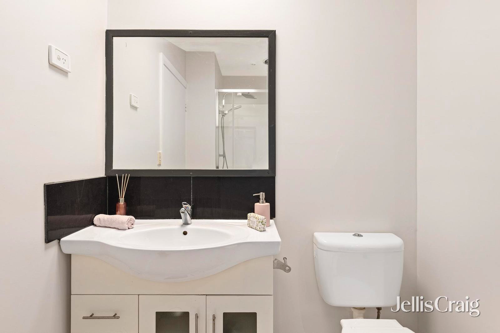 1/21 The Glen, Donvale image 9