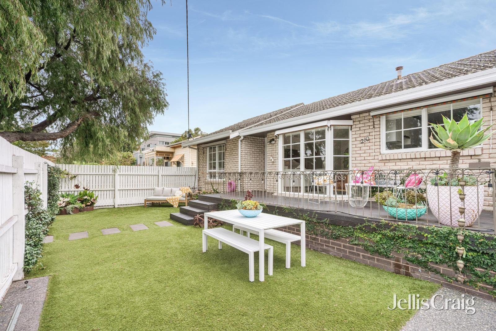 1/210 Balcombe Road, Mentone image 2