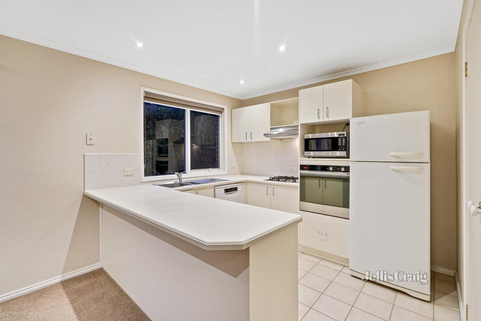 12/12 Surrey Road, Mount Waverley image 3