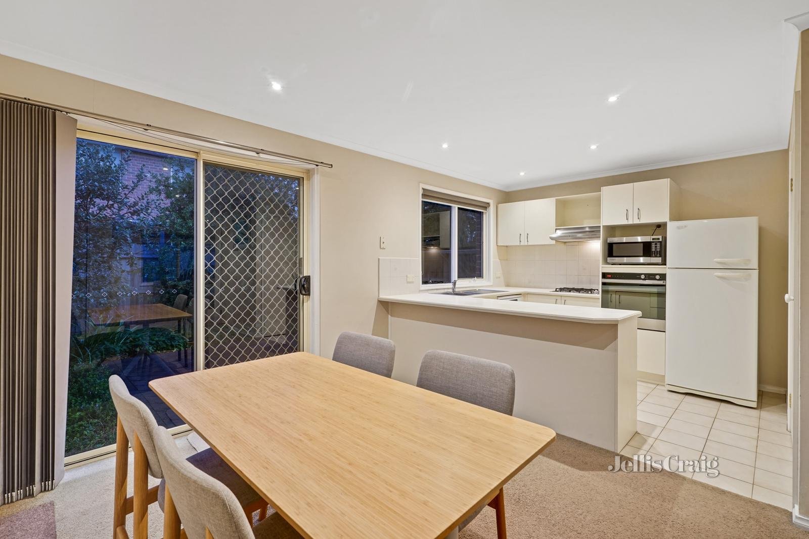 12/12 Surrey Road, Mount Waverley image 4