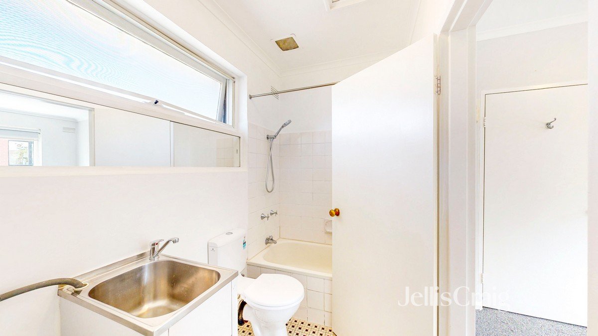 12/16 Normanby St, Windsor image 6