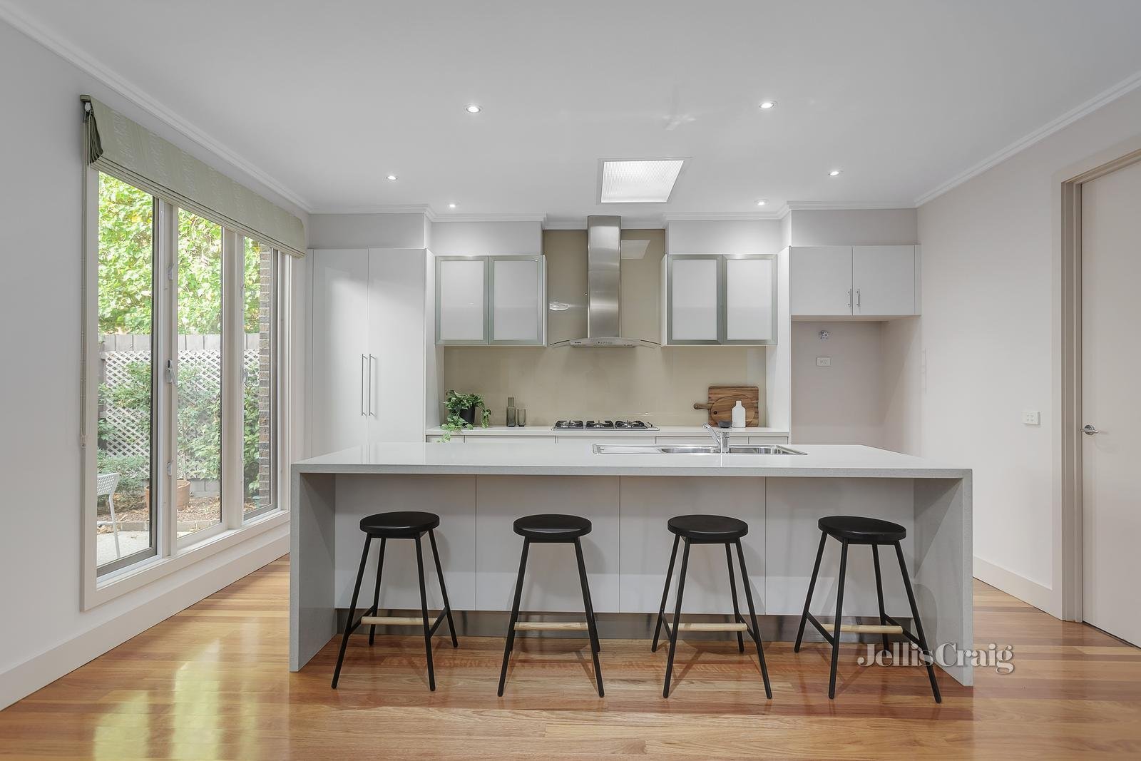 1/22-24 Winbourne Road, Mount Waverley image 4