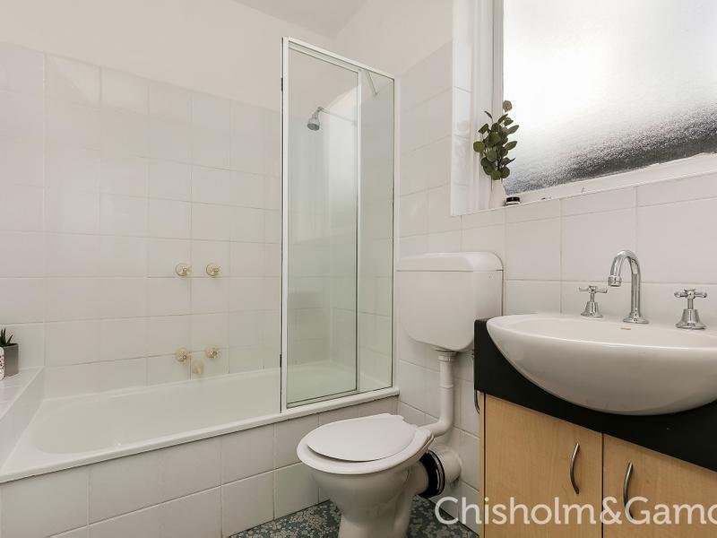 1/22 Charnwood Road, St Kilda image 6