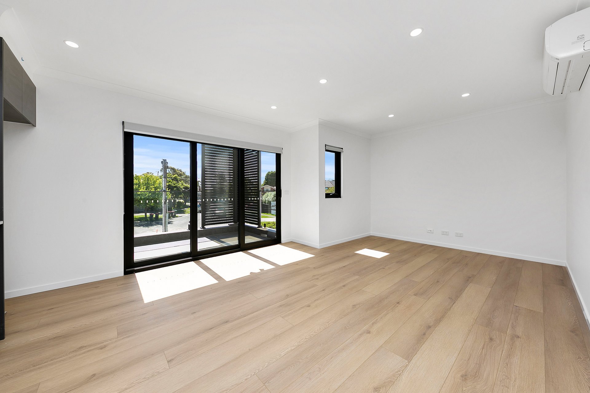 12/2 Howard Court, Clayton image 3