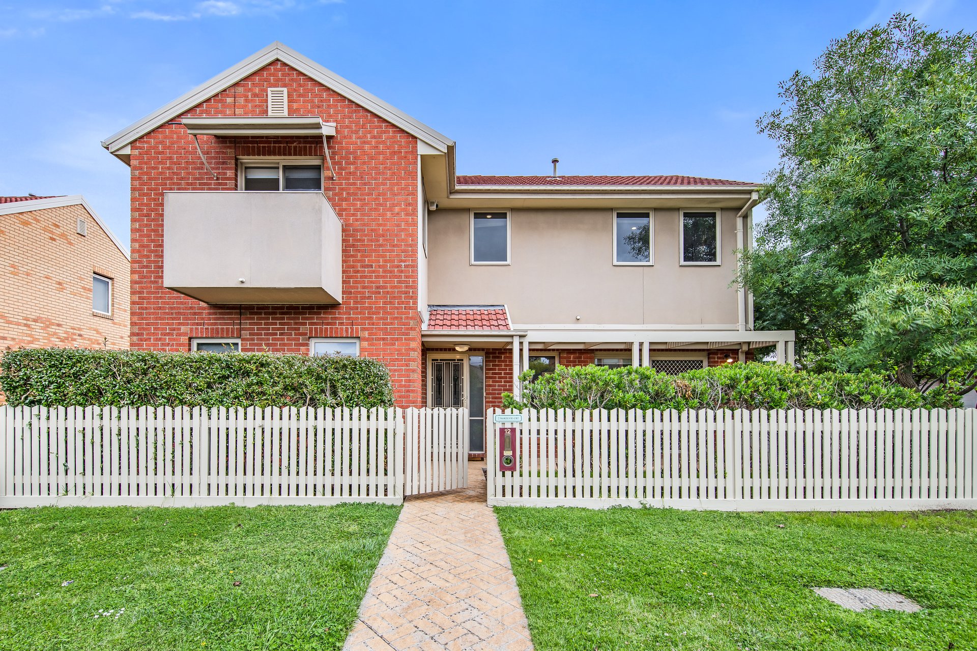 12/2 McKelvie Court, Glen Waverley image 1