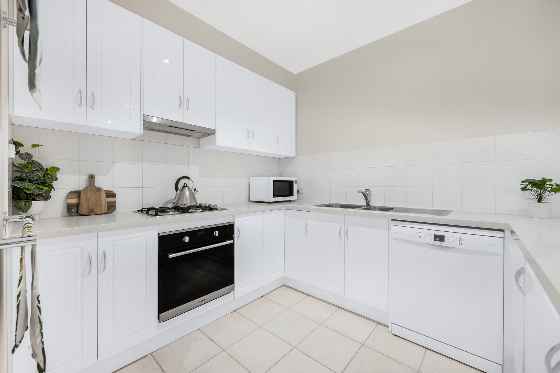 12/2 McKelvie Court, Glen Waverley image 4