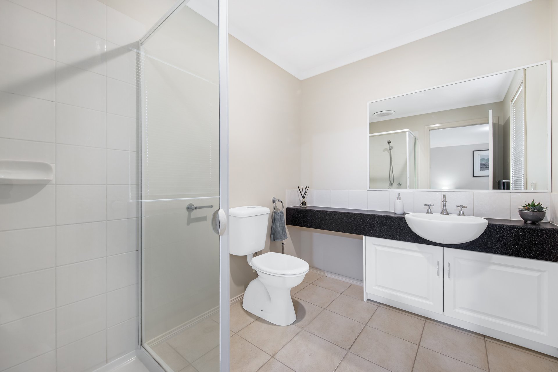 12/2 McKelvie Court, Glen Waverley image 7
