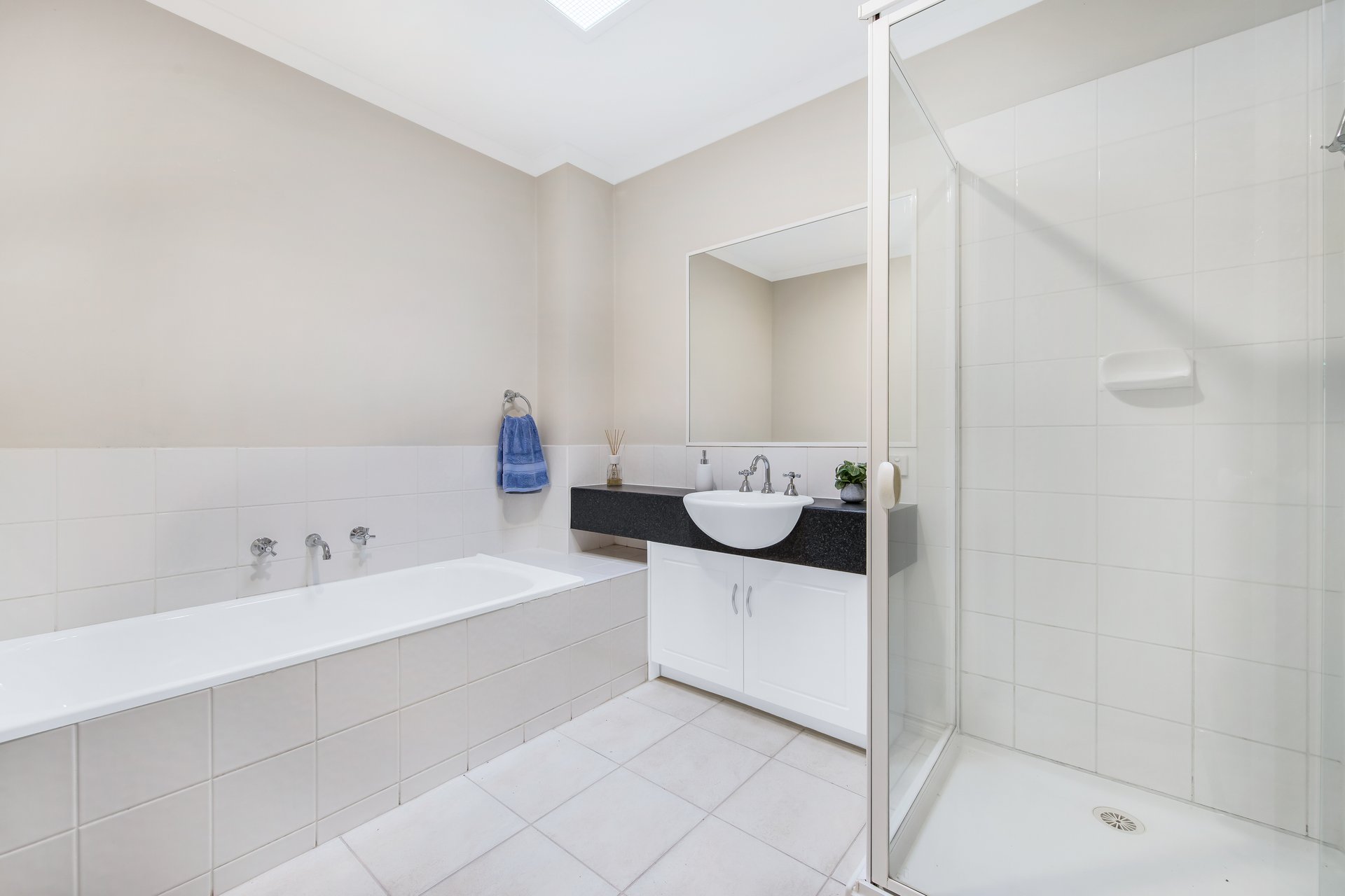 12/2 McKelvie Court, Glen Waverley image 9