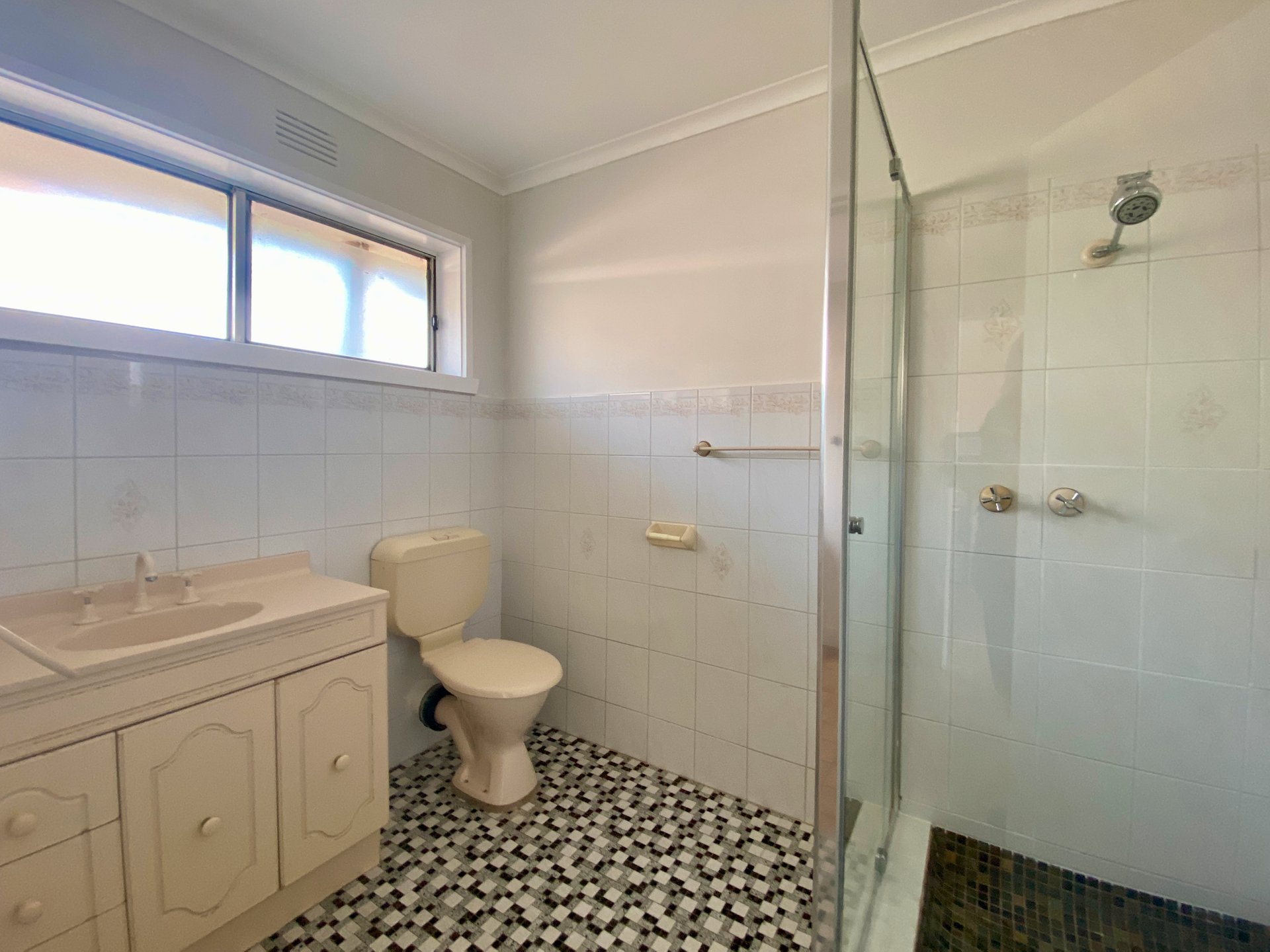 1/22 Wirksworth Street, Herne Hill image 5