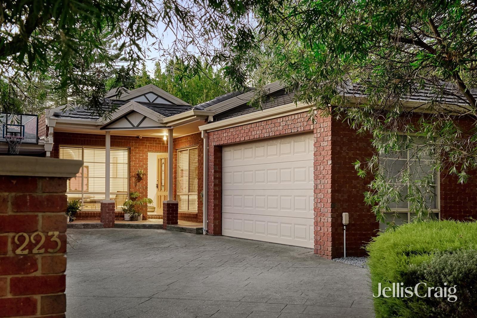 1/223 Elgar Road, Surrey&nbsp;Hills image 1