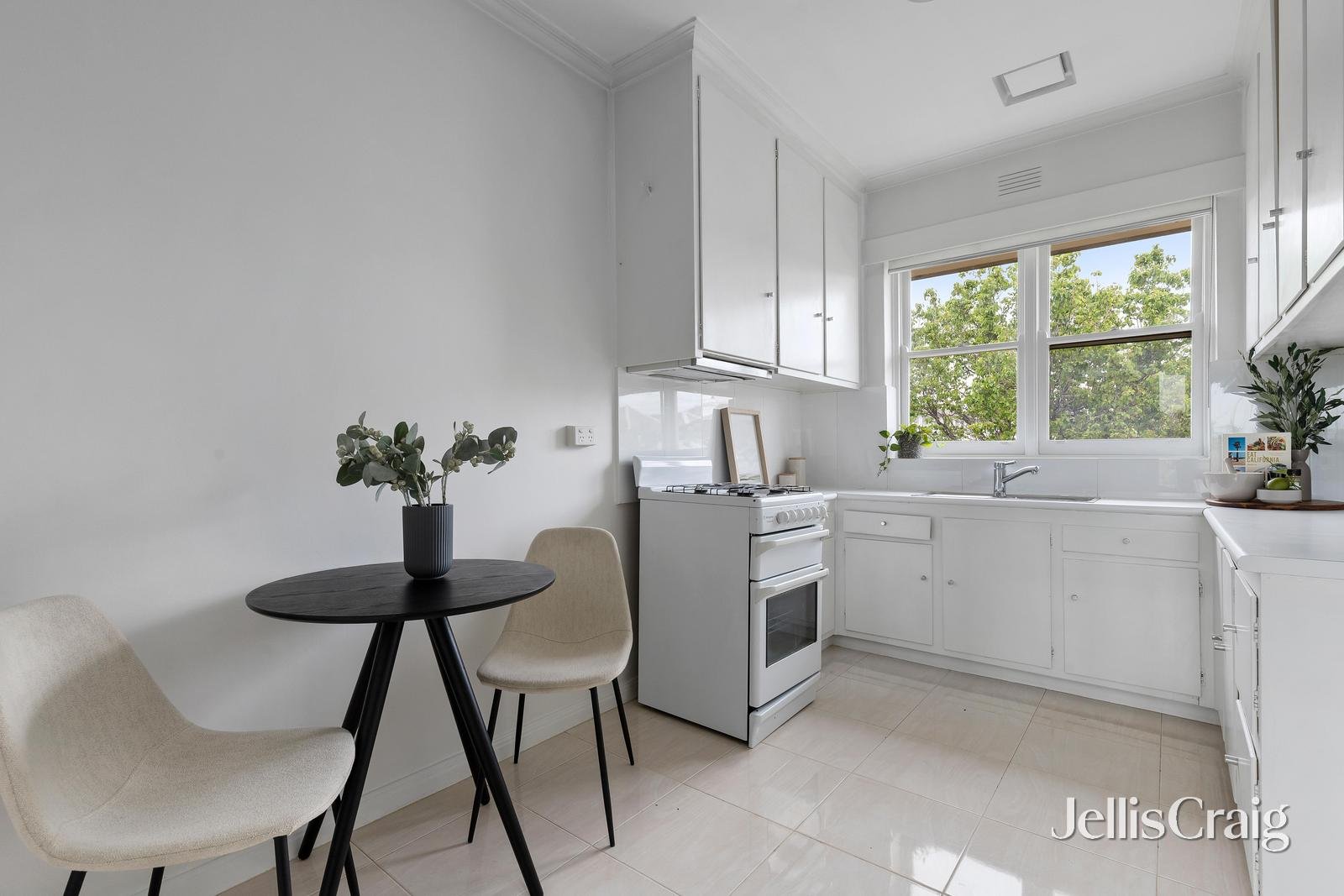 12/24 Mathoura Road, Toorak image 6