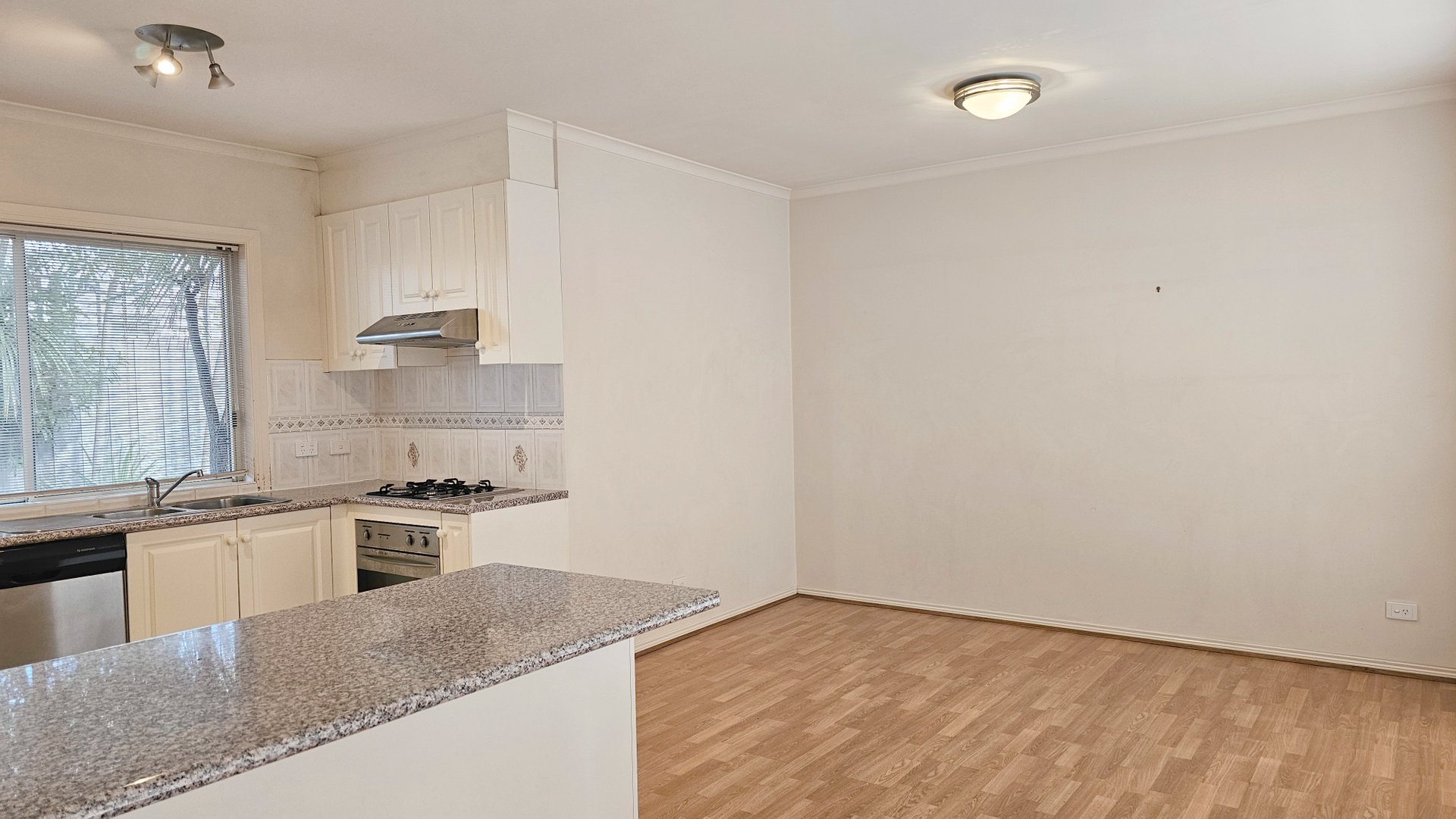 1/23 Manchester Grove, Glen Huntly image 3