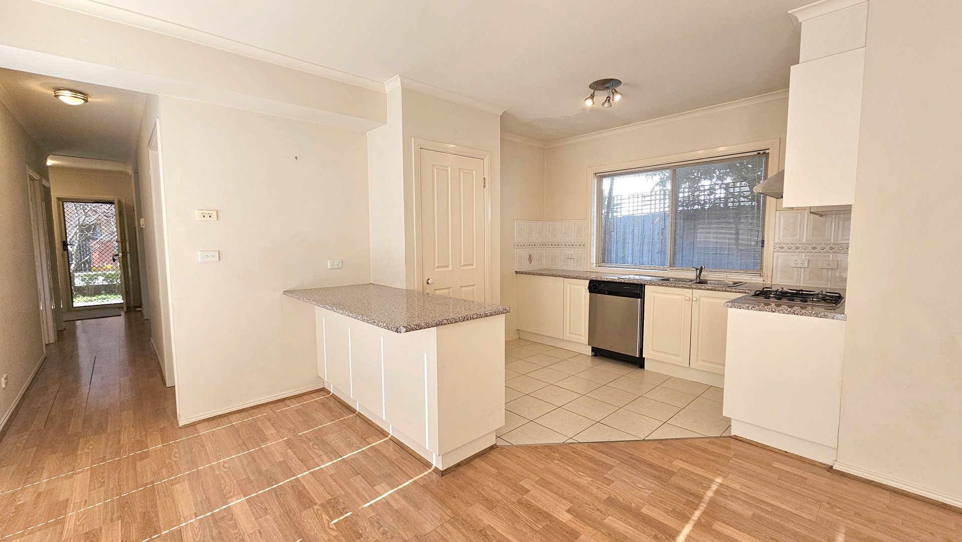 1/23 Manchester Grove, Glen Huntly image 2