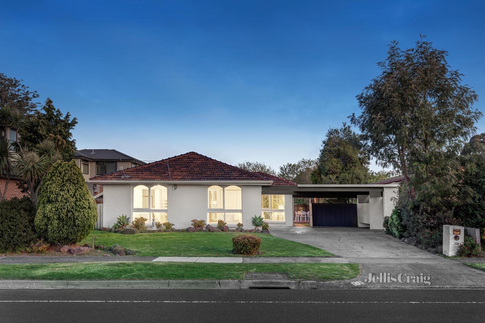 124 King Arthur Drive, Glen Waverley image 2