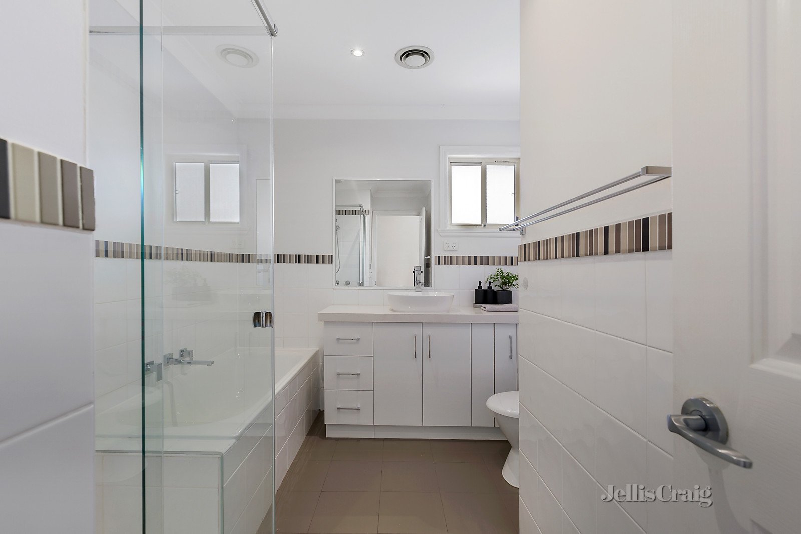 1/24 Kitchener Road, Pascoe Vale image 5