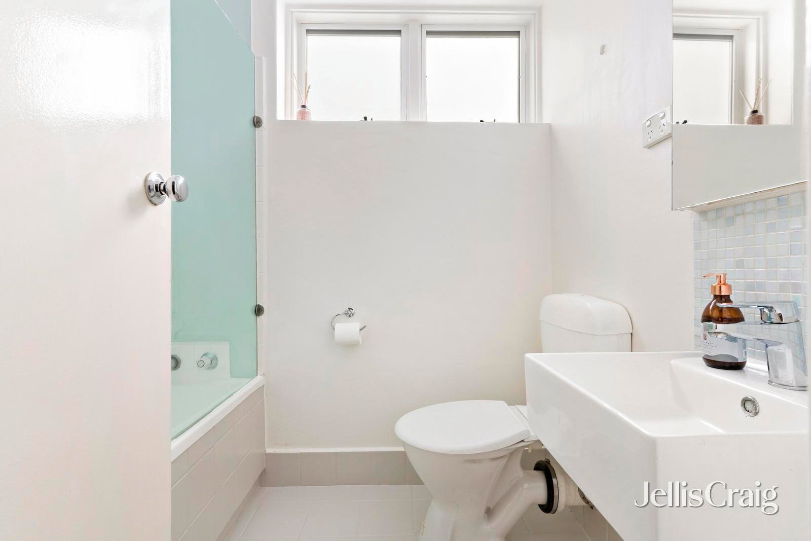 1/24 Ormond Road, Ascot Vale image 6