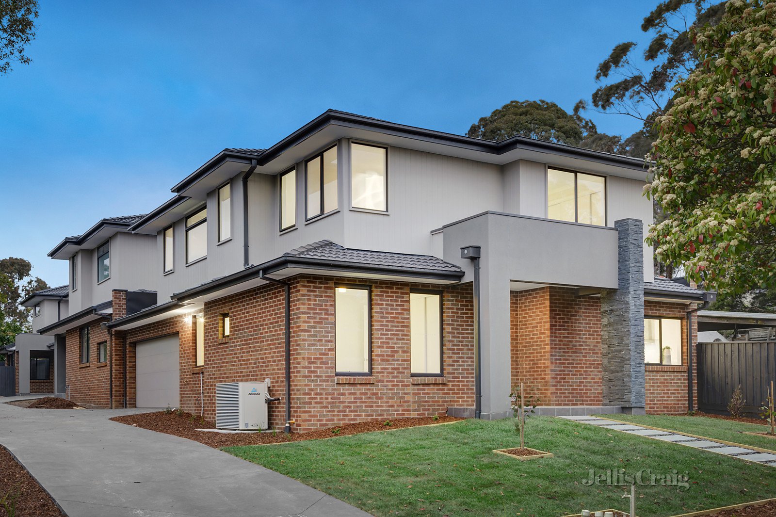 1/24 Roland Street, Mount Waverley image 1