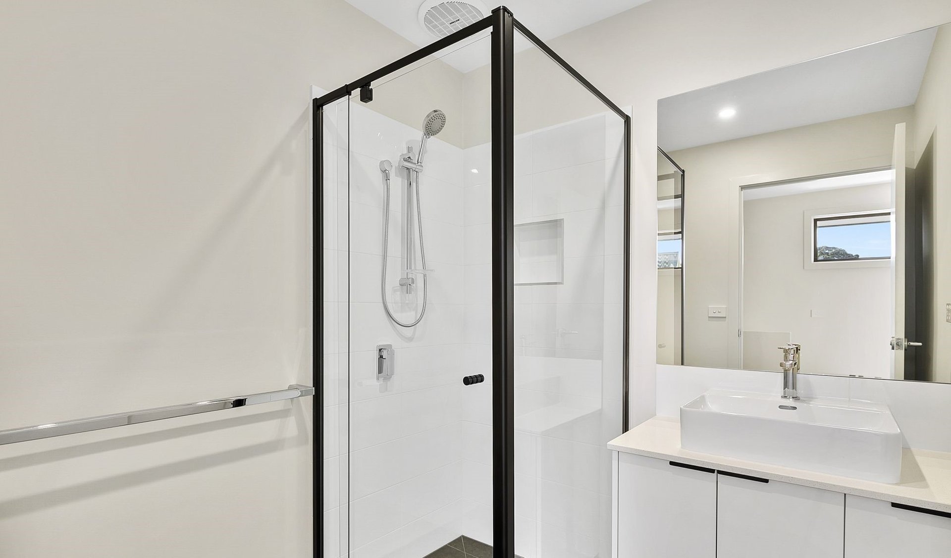 1/241 Roslyn Road, Highton image 5