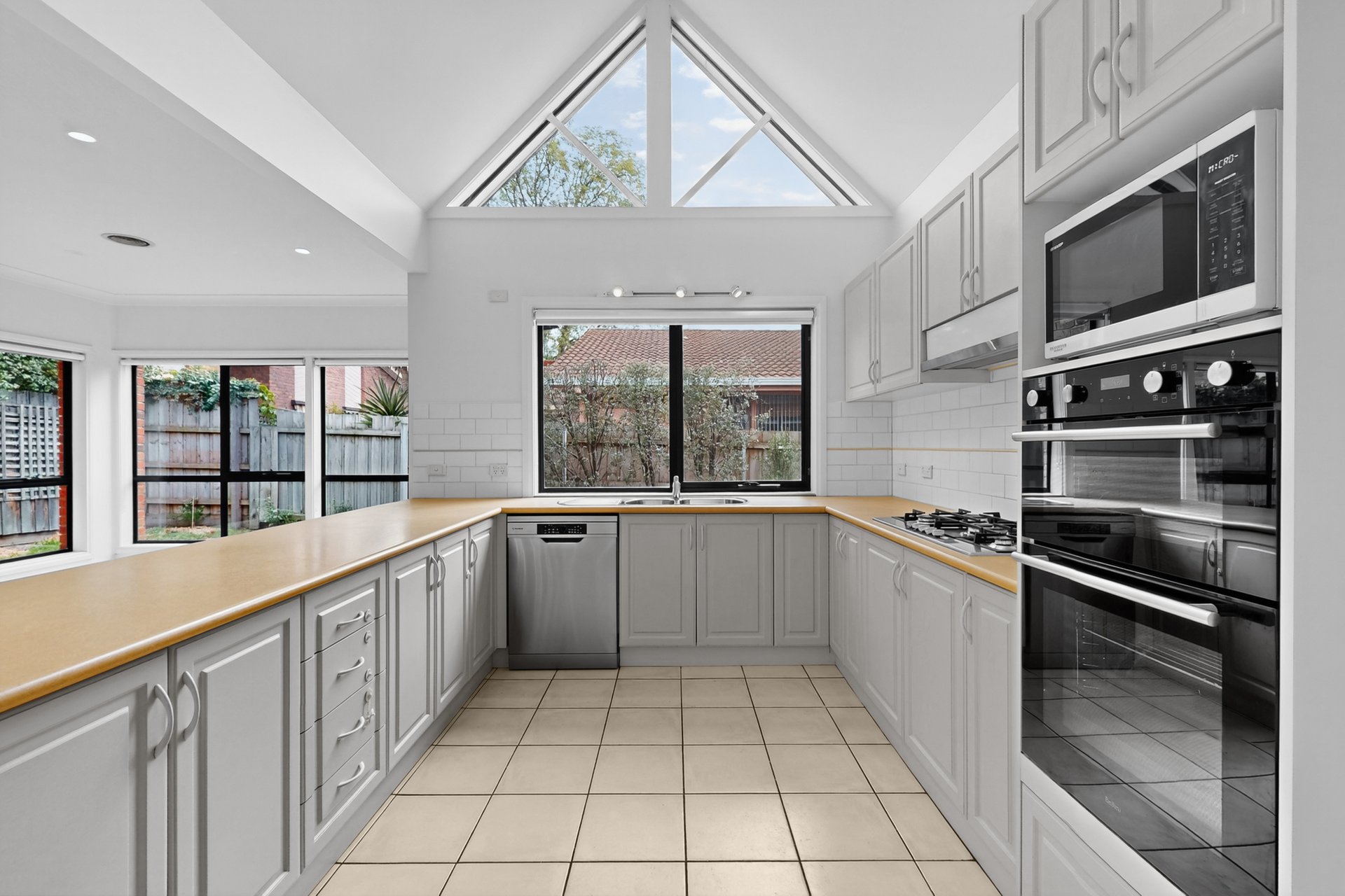 1/25 Clyde Street, Kew East image 3