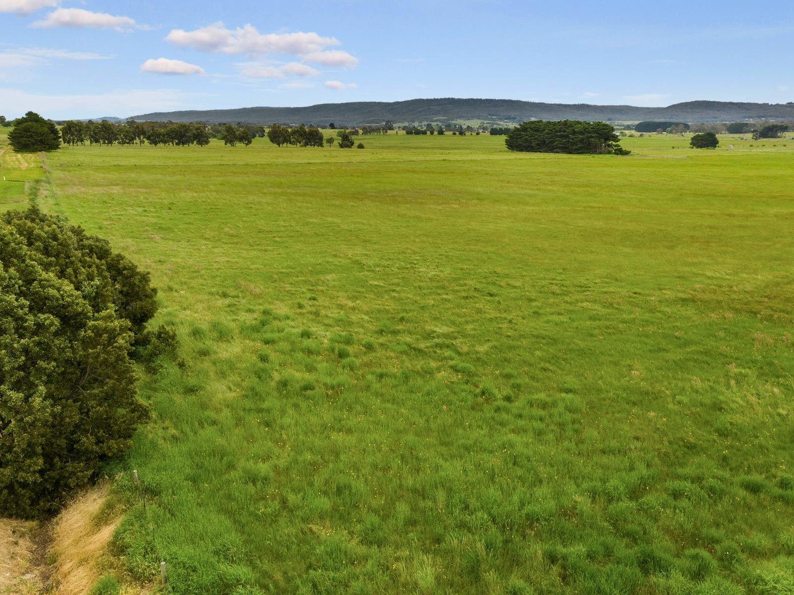 125 LancefieldTooborac Road, Lancefield image 2