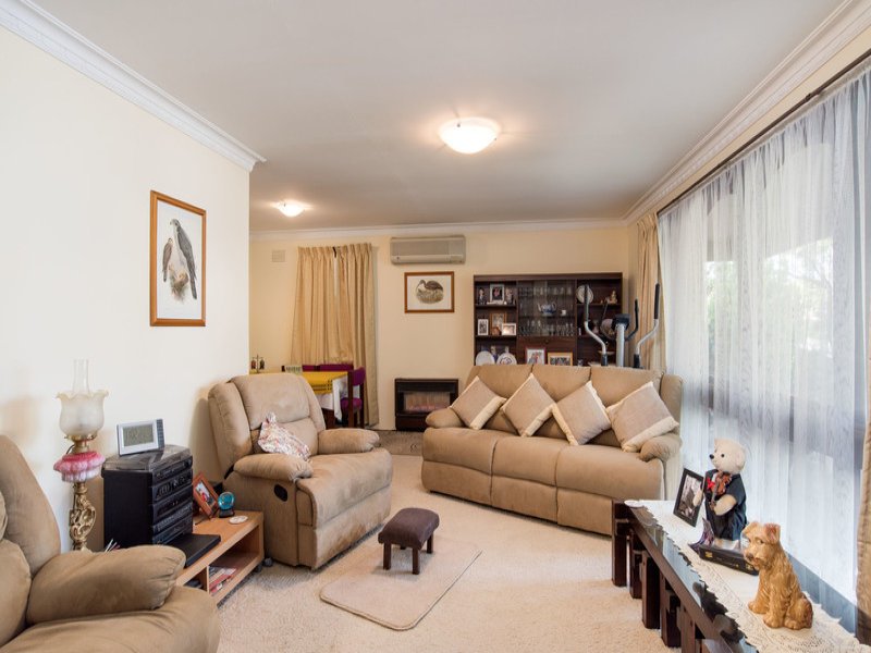 126 Esther Crescent, Mooroolbark image 3