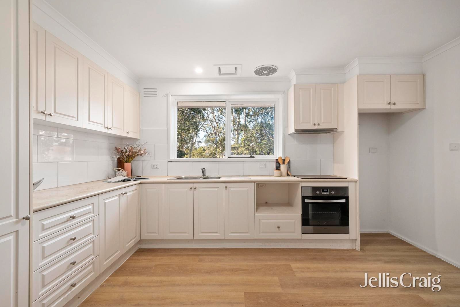 126 Esther Crescent, Mooroolbark image 6