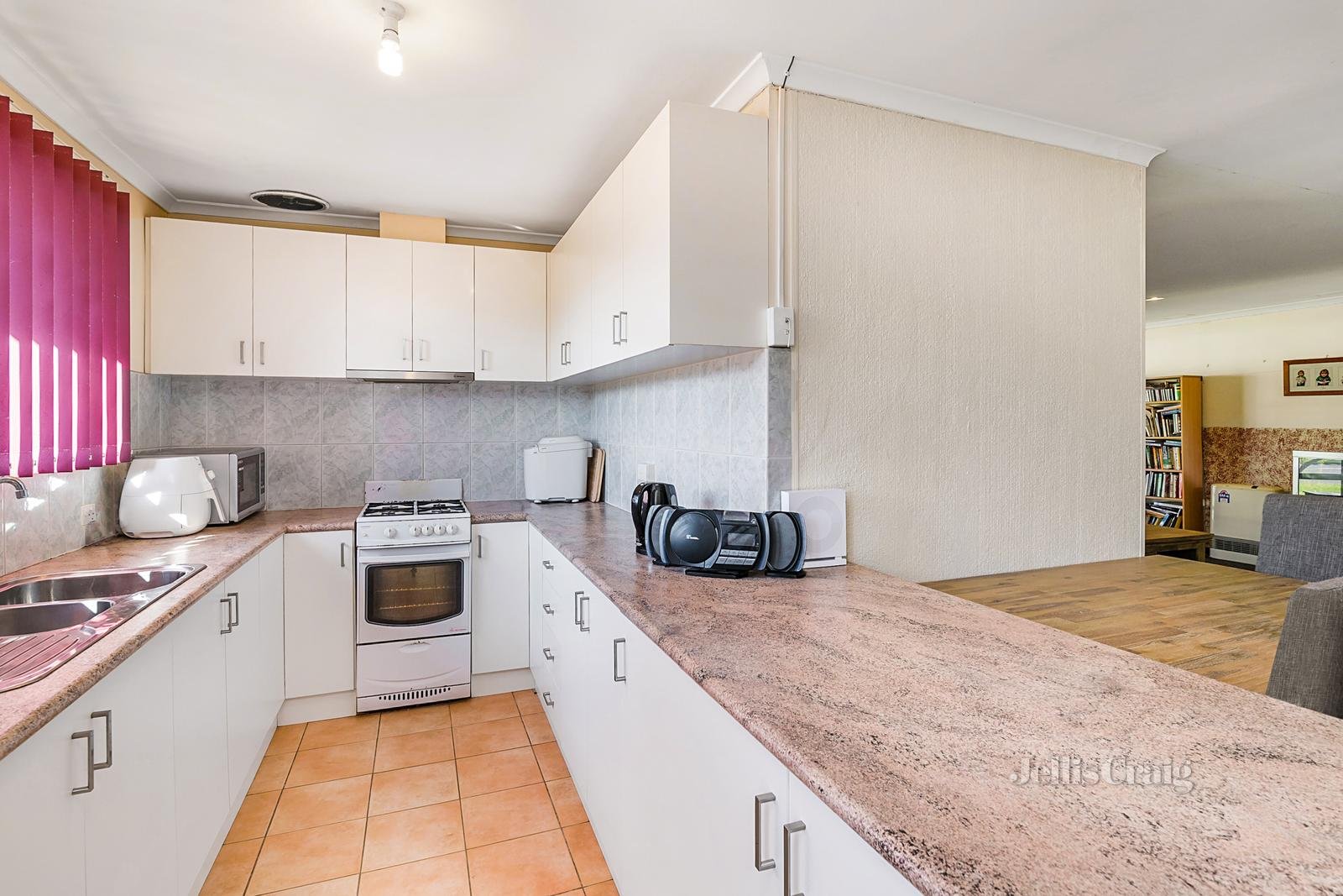 1/27 Anslow Street, Woodend image 4