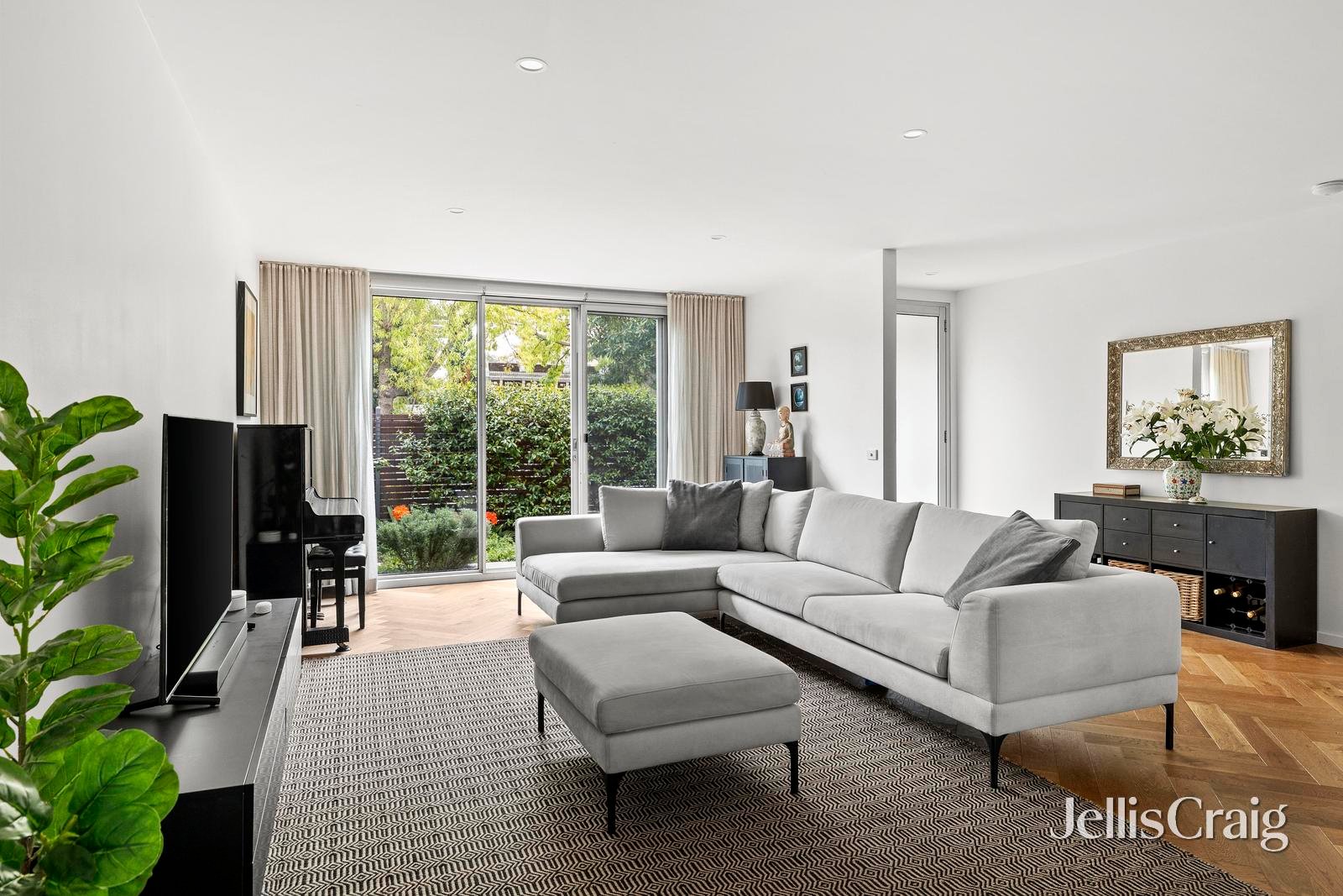 1/272 Nott Street, Port Melbourne image 2