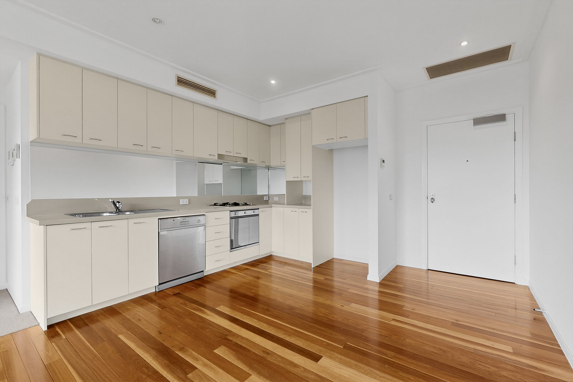 12/8 Graham Street, Port Melbourne image 1