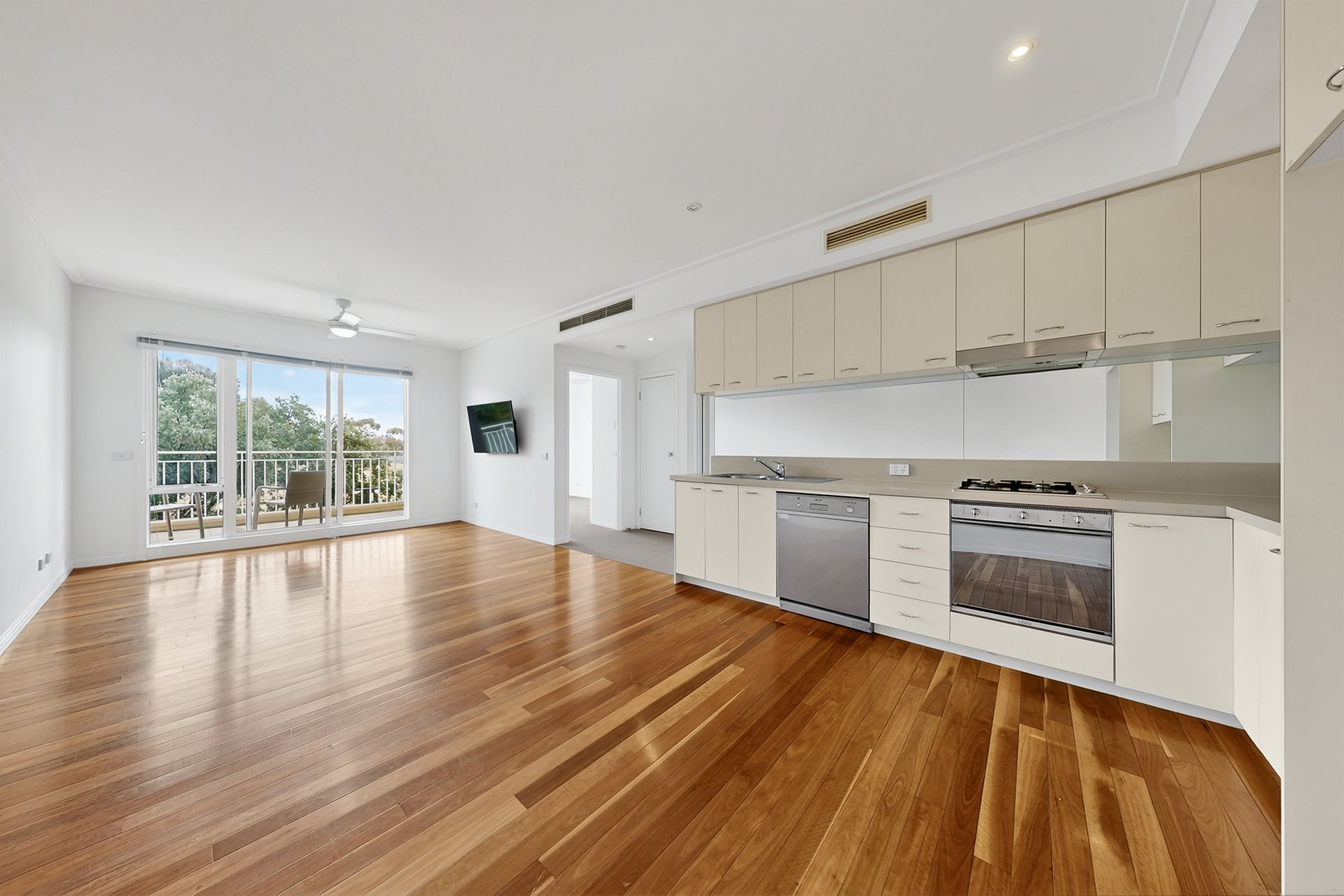 12/8 Graham Street, Port Melbourne image 2