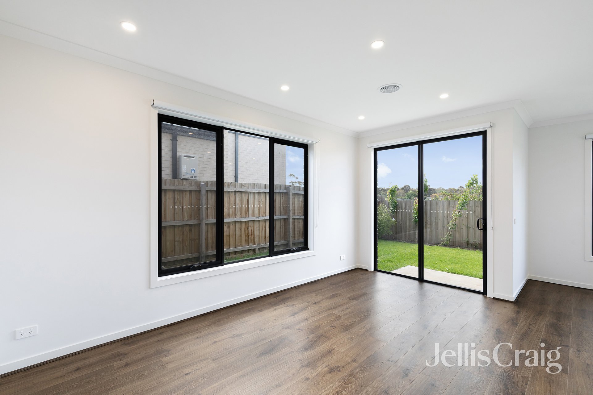 128 Lacebark Drive, St Helena image 2