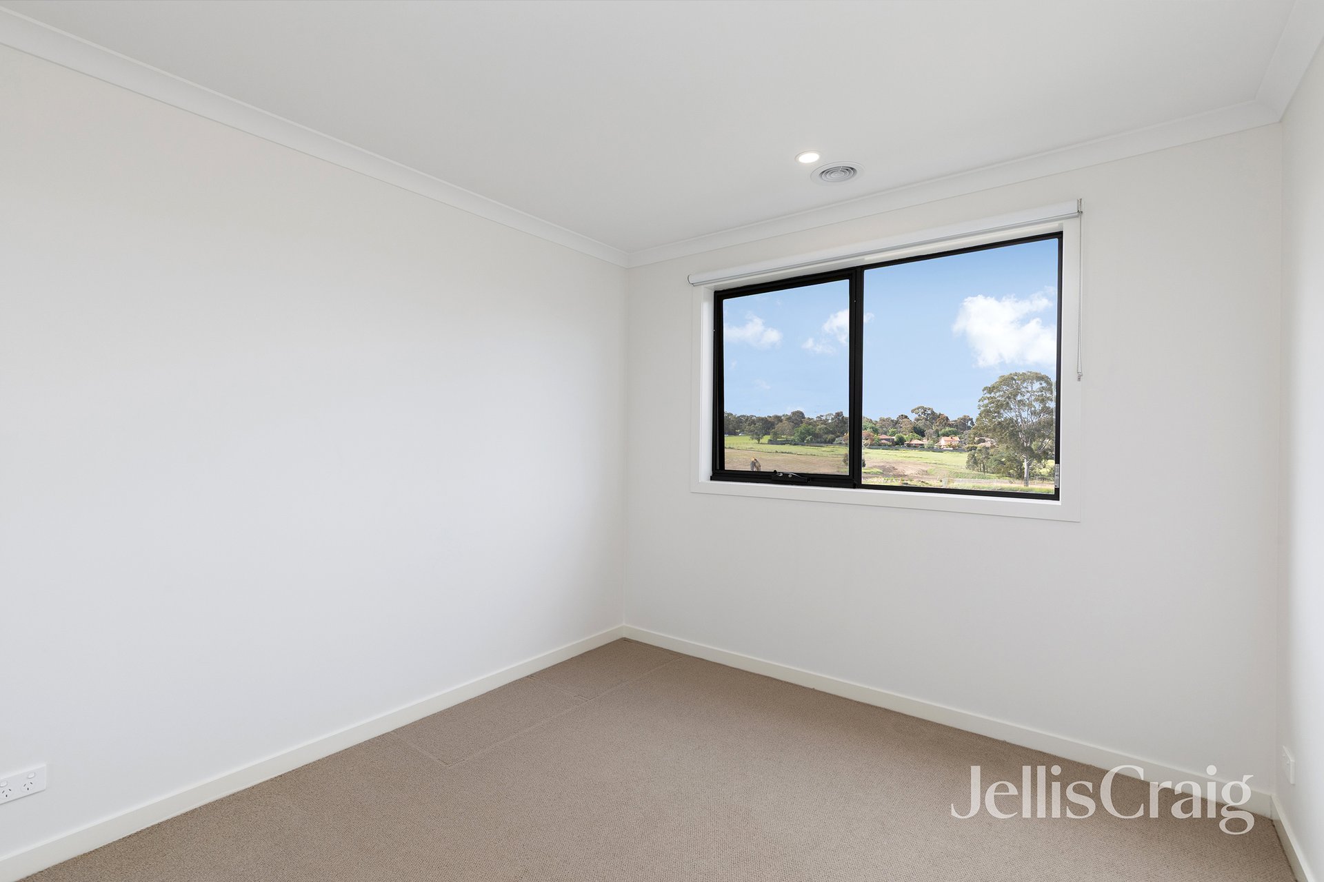 128 Lacebark Drive, St Helena image 7