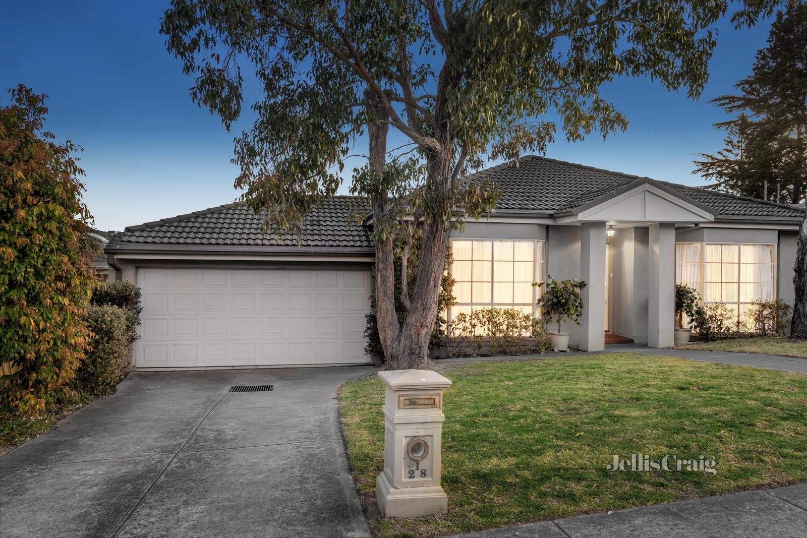 1/28 Russell Crescent, Mount Waverley image 1