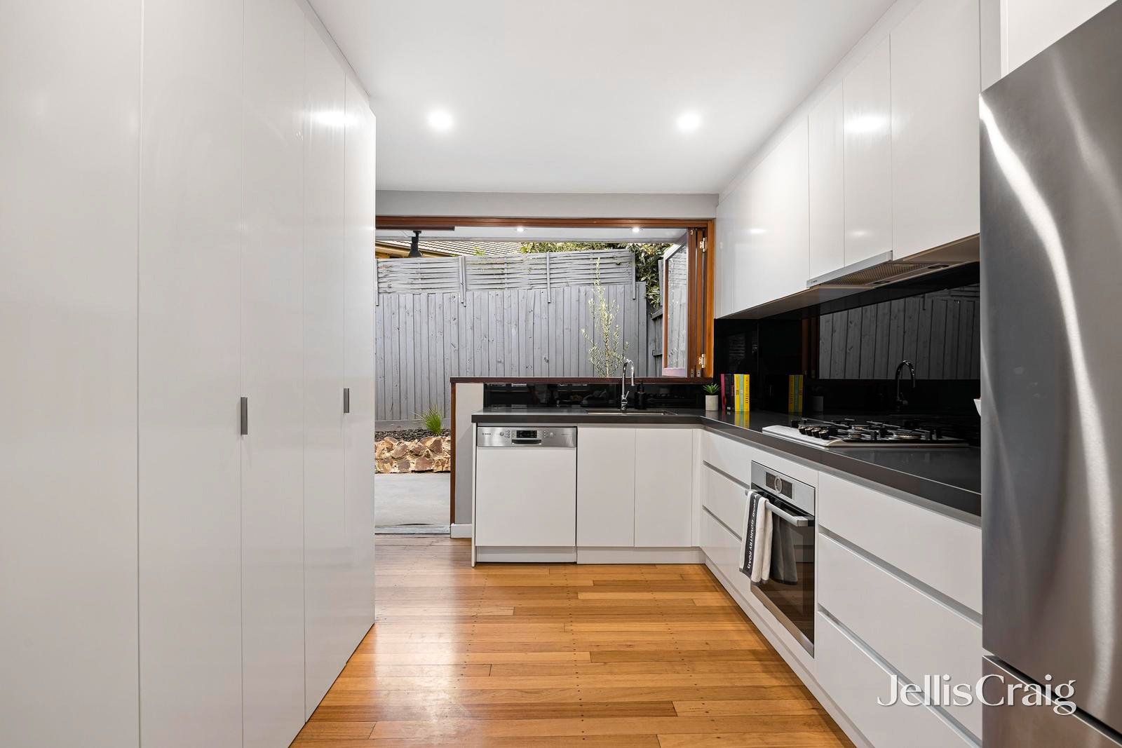 12/82 Victoria Crescent, Mont Albert image 4
