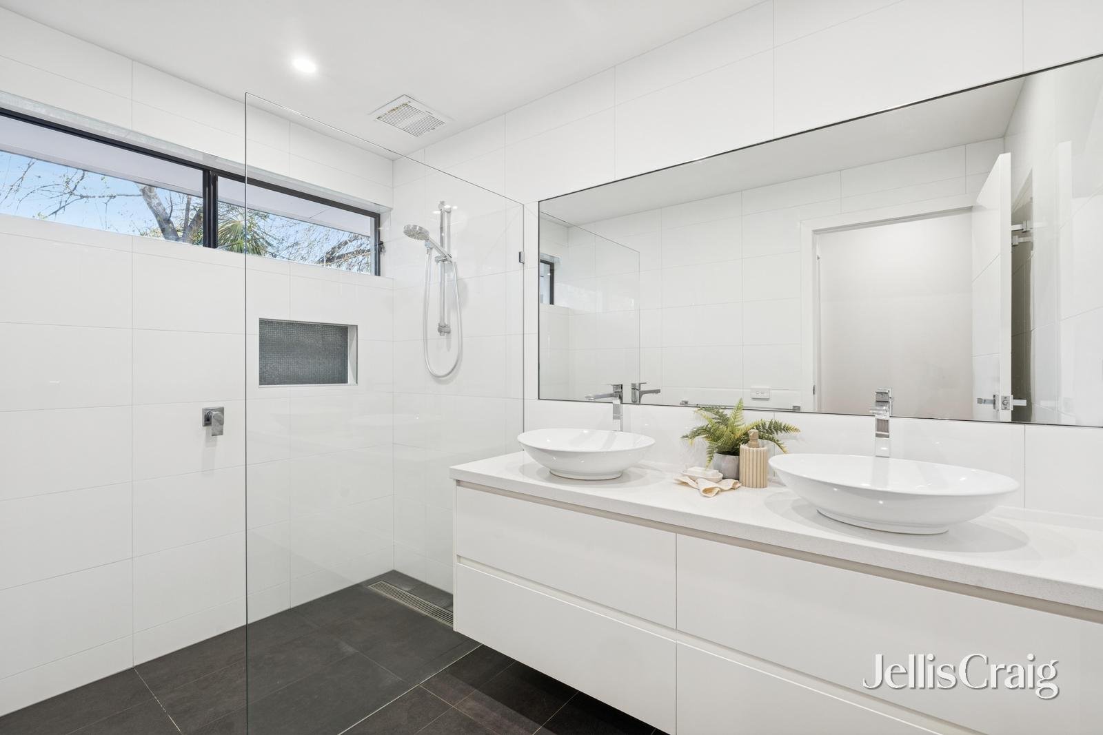 12A Gladys Grove, Croydon image 9