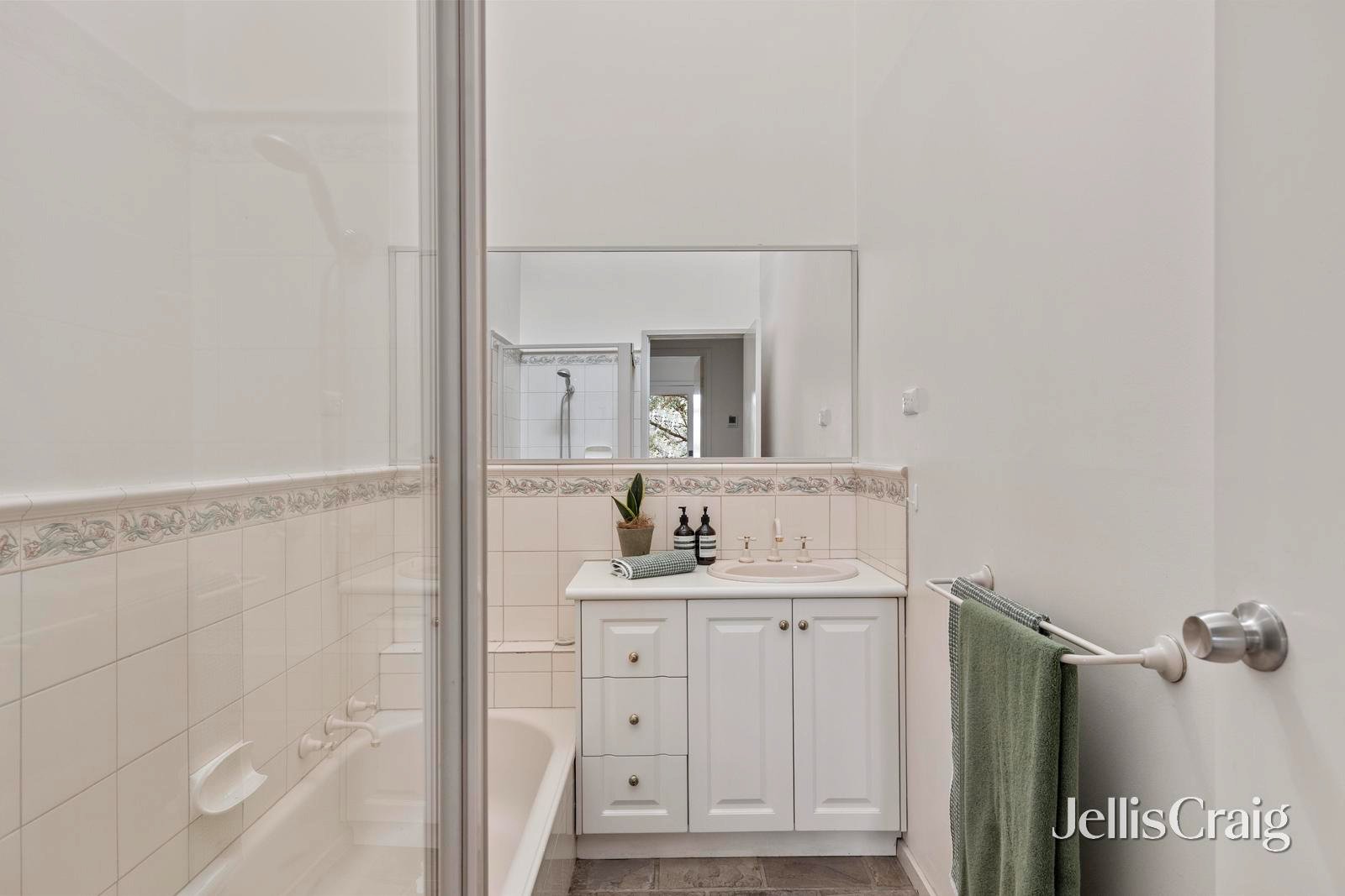 13 Ashdale Grove, Eltham image 10