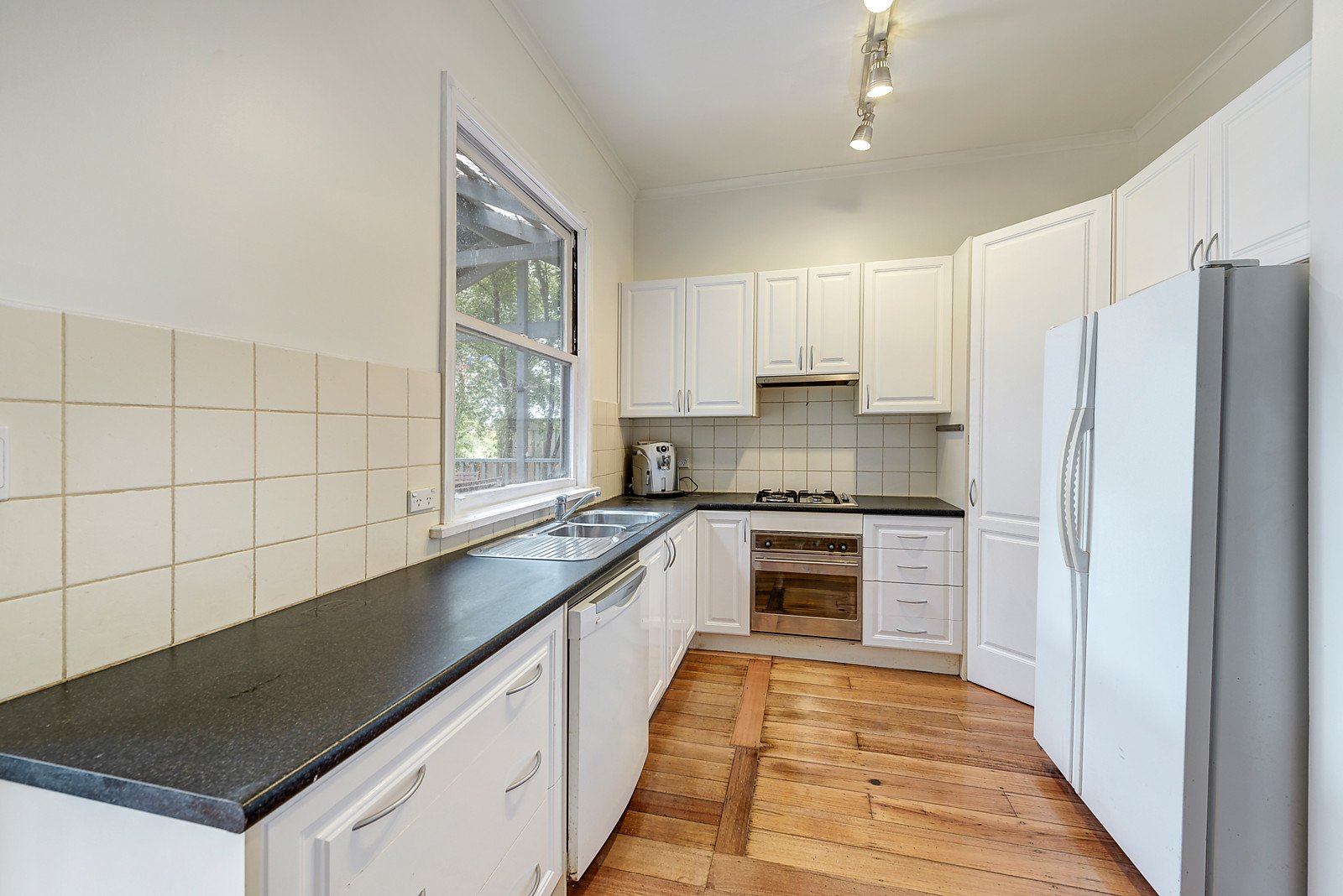 13 Burnett Street, Mitcham image 3