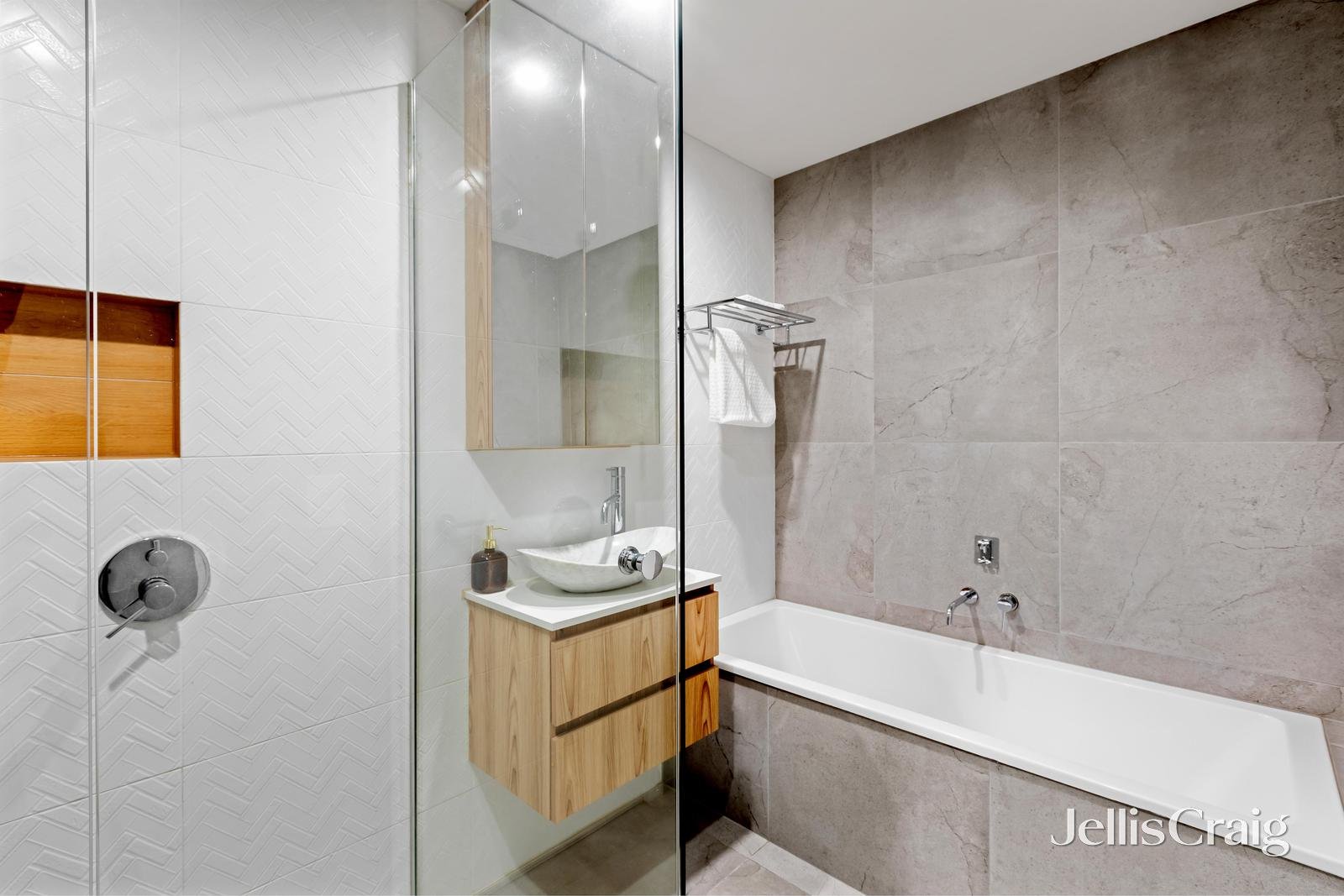 1/3 Claire Street, Mckinnon image 6