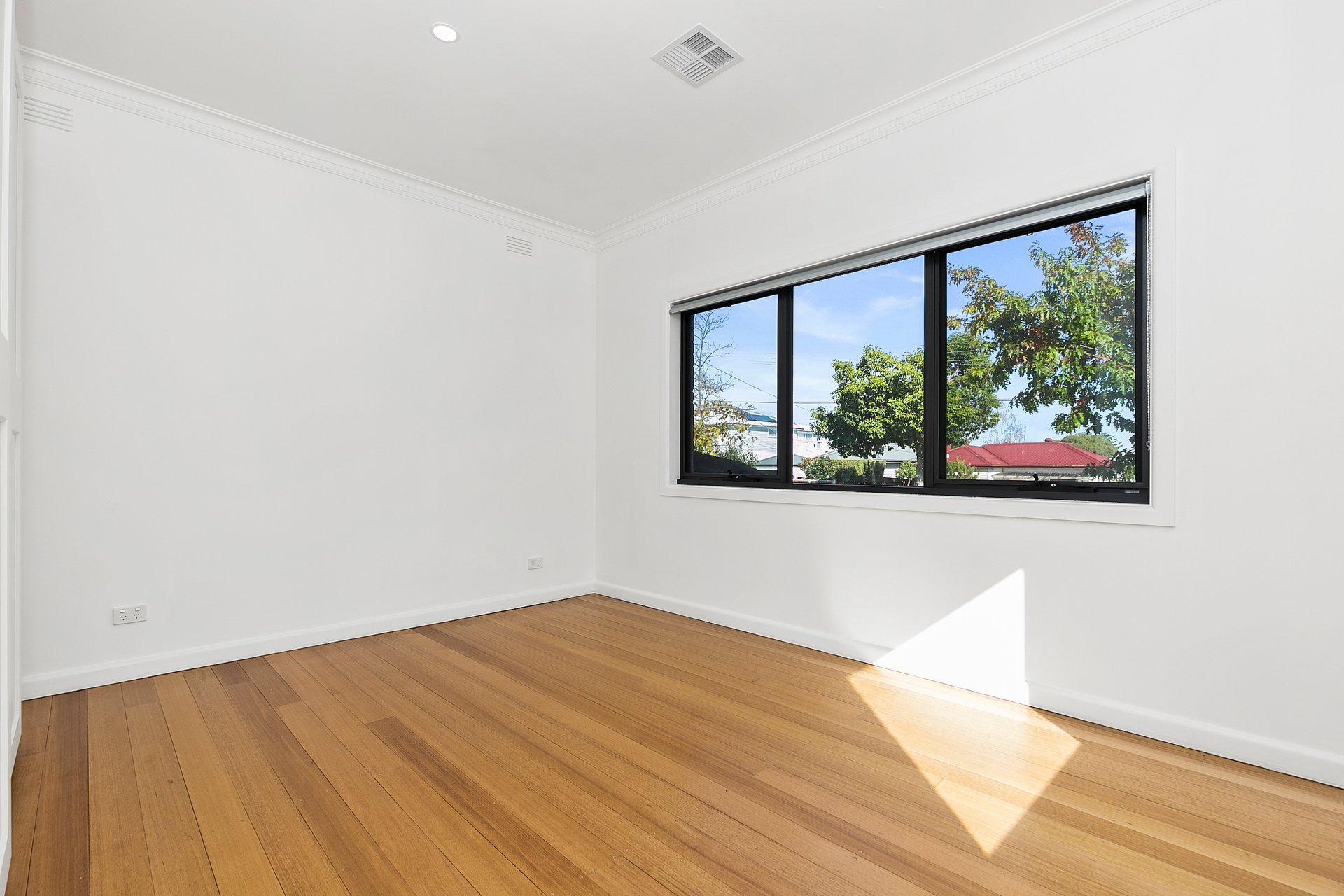 13 Deakin Street, Mitcham image 5