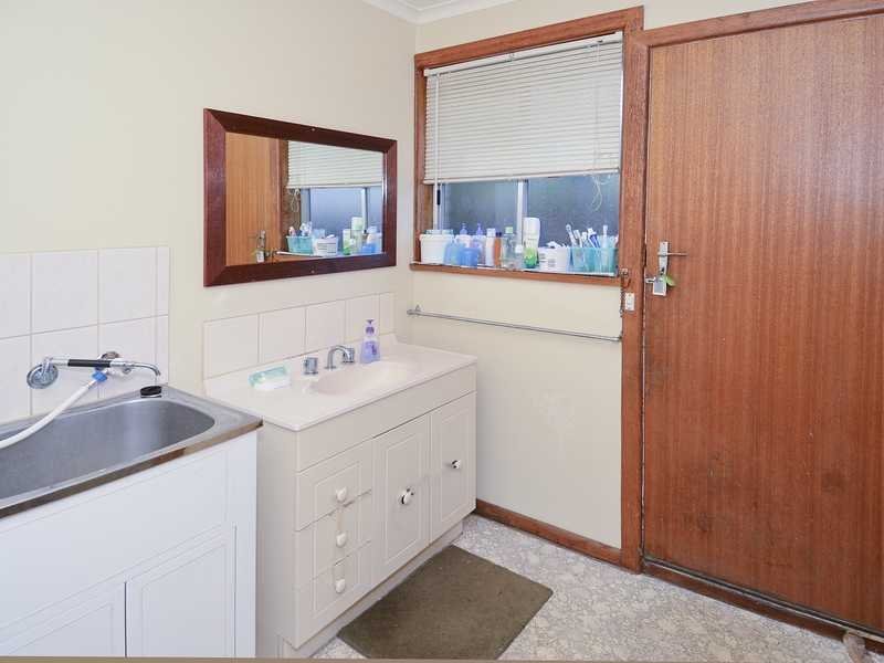 1/3 Everett Close, Herne Hill image 5