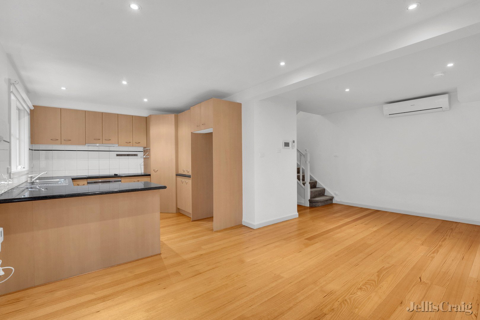 13 Kelvin Place, Carlton image 3