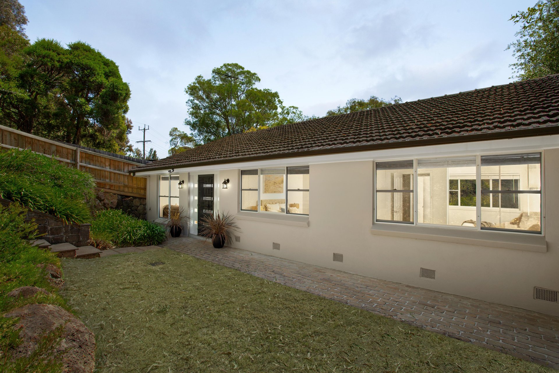1/3 Kenarra Court, Hurstbridge image 1